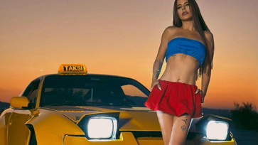 Simge'den yeni şarkı "Taksi"